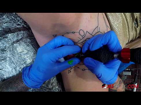 ❤️ Sully Savage, une chaudasse extrêmement tatouée, s'est fait tatouer le clitoris. Vidéo de porno at us fr.extratorrents.top  ❌️